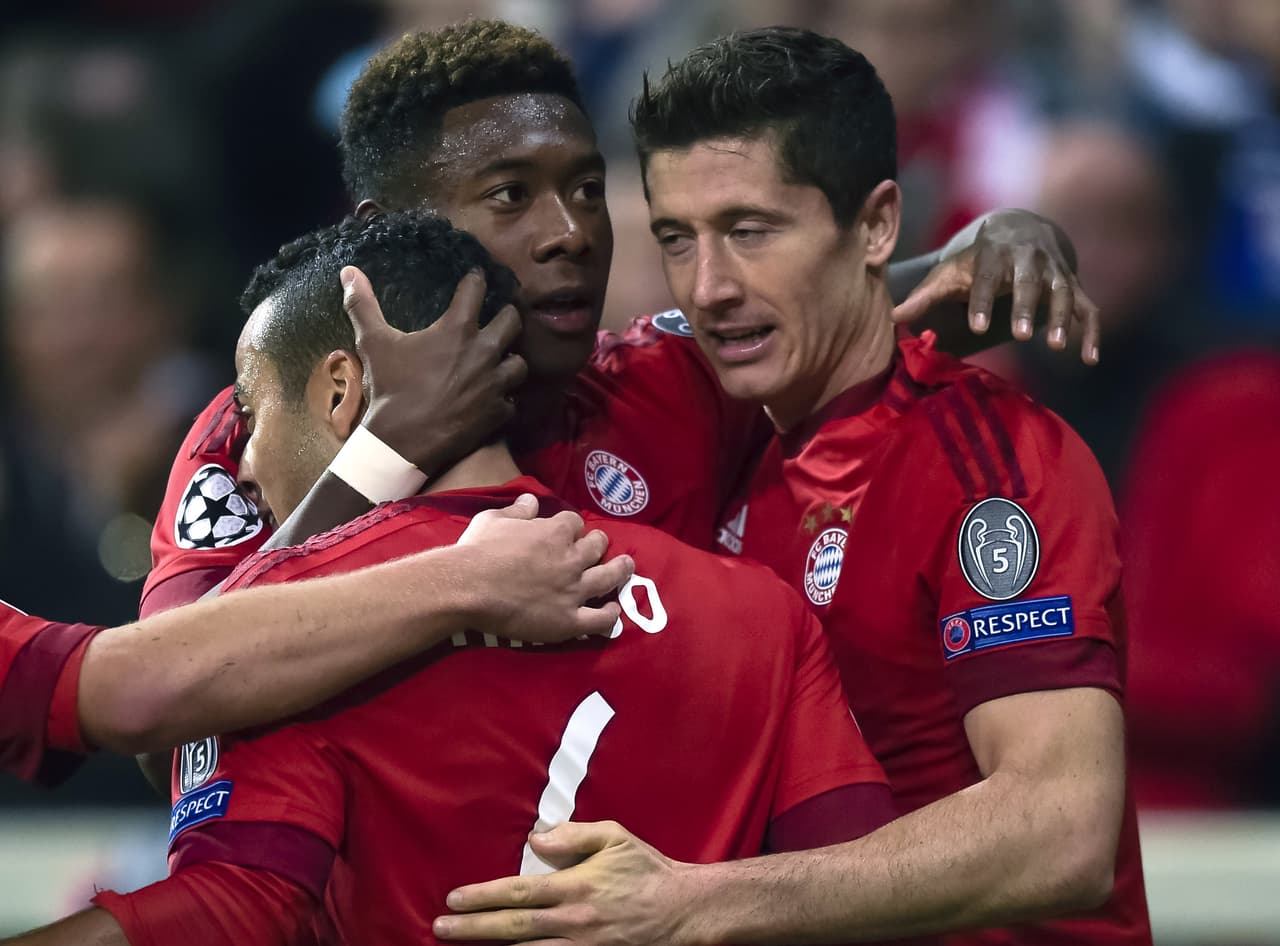 En Alemania, el Bayern Munich destrozó 5 a 0 al Dinamo Zagreb de Croacia con otros tres goles de Robert Lewandowski además de los goles de Douglas Costa y Mario Götze para la goleada bávara en el Allianz Arena.