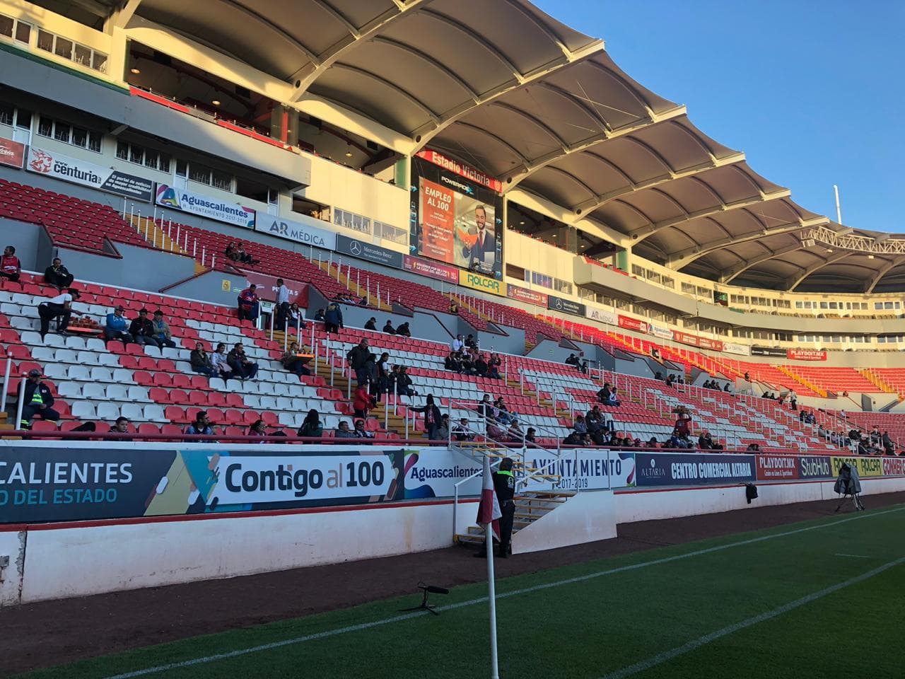 La gente comienza a llegar al Estadio Victoria para contemplar el encuentro amistoso entre Necaxa y Chivas.