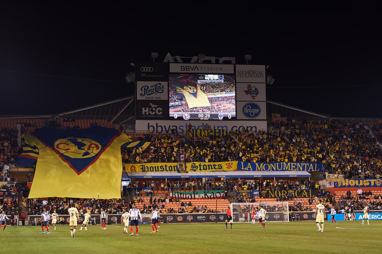 Salvador Cabañas recibió un reconocimiento durante el encuentro pero no fue noche redonda por la derrota de las Águilas ante Monterrey.
