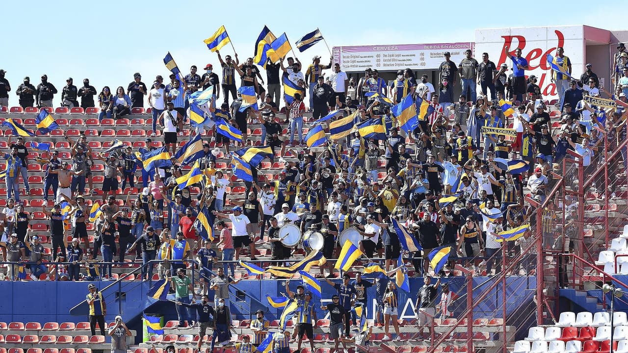 Un aficionado herido, conatos de violencia y desalojados en el Lastras