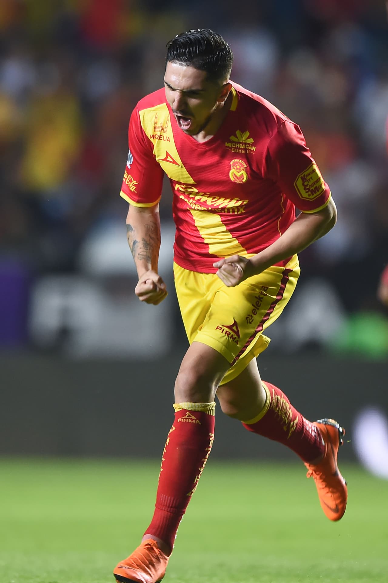 En el partido que abrió la jornada, Morelia puso un clavo más en el ataud del Veracruz al vencerlos 2-0.