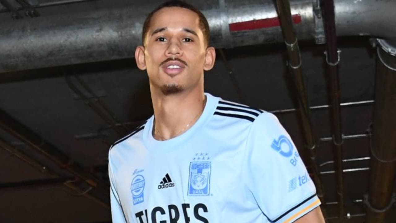 Juan Toscano llega al partido de Warriors con playera de Tigres