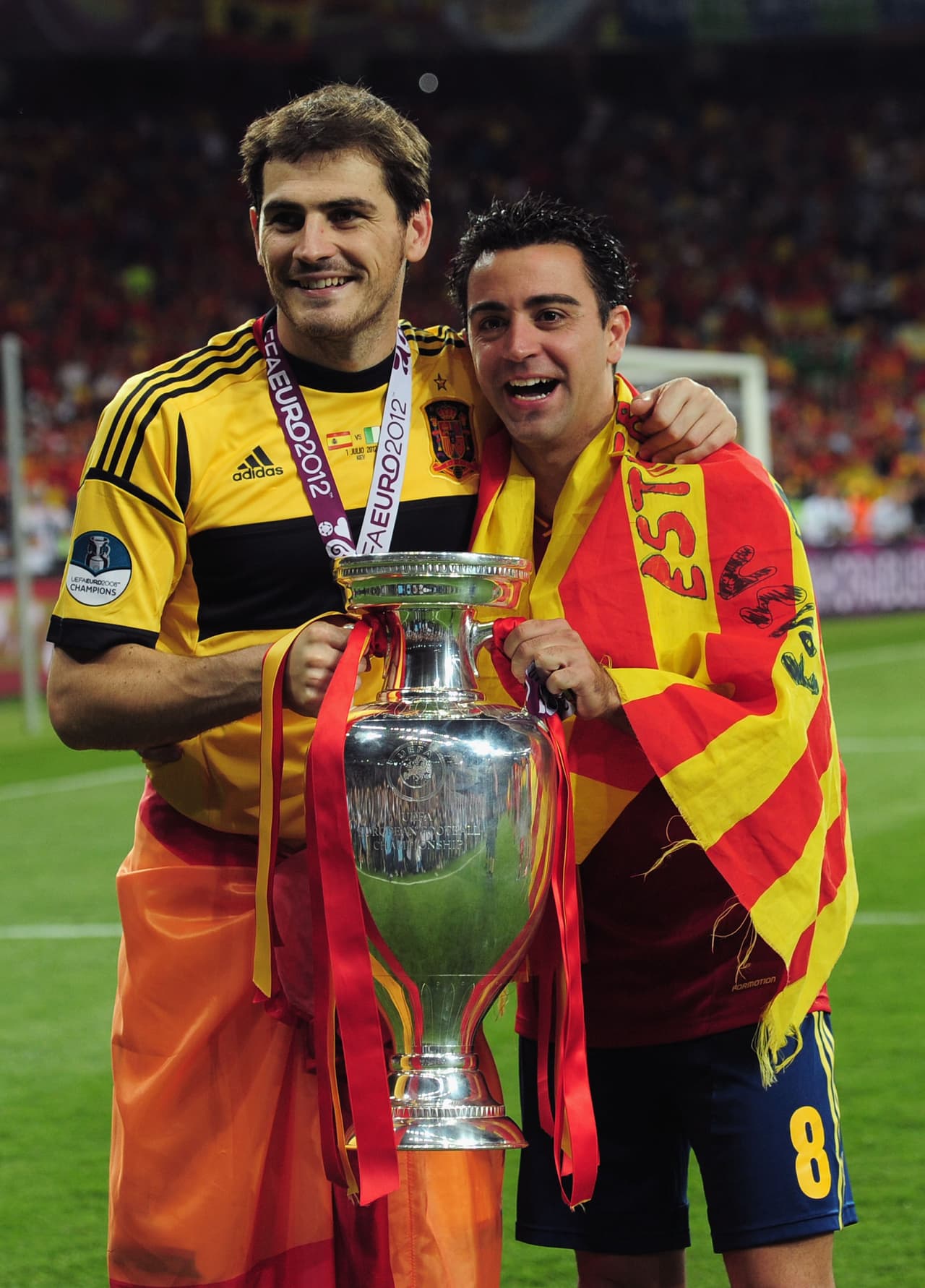 Los dos clubes vieron partir, en diferentes circunstancias, a dos de sus más grandes símbolos de la historia con las despedidas de Xavi Hernández del Barcelona y de Iker Casillas del Real Madrid que ahora jugarán en otras ligas.