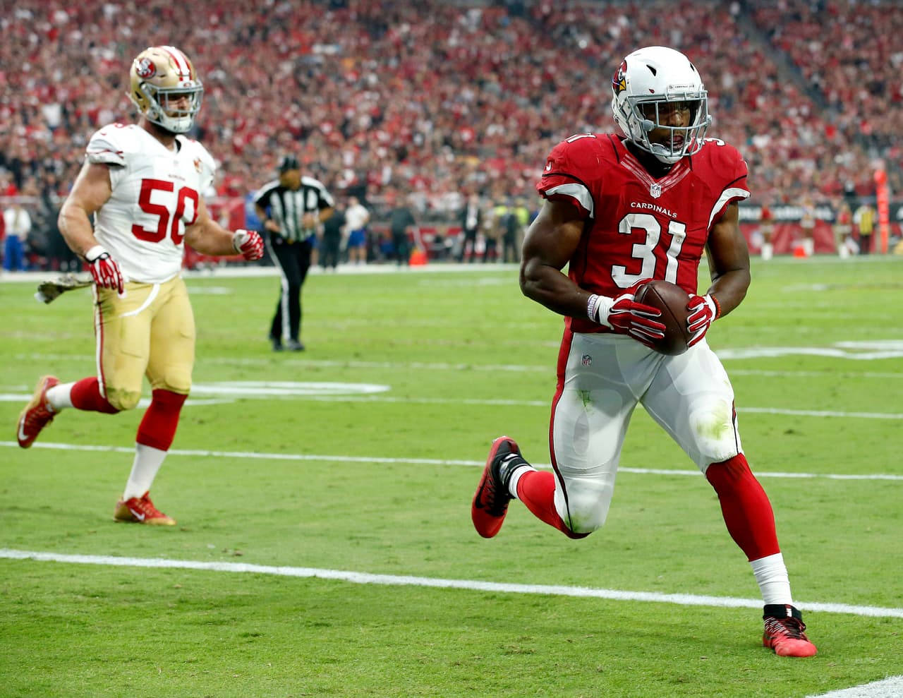 <b>David Johnson – RB, Arizona Cardinals</b>
<br>Puede que sea quizás el jugador más influyente para un equipo de toda la NFL pero debido a su bajo perfil no acapara los reflectores como otras grandes estrellas de su mismo calibre. Johnson fue el artífice de la victoria de Arizona ante los 49ers gracias a sus dos touchdowns tanto por aire como por tierra y terminando con 101 yardas totales entres sus 19 acarreos y cinco recepciones. Debido a su polivalencia, es un corredor muy importante pues lo mismo ataca saliendo por la trinchera que en campo abierto como receptor. Lleva 760 yardas terrestres y nueve anotaciones.