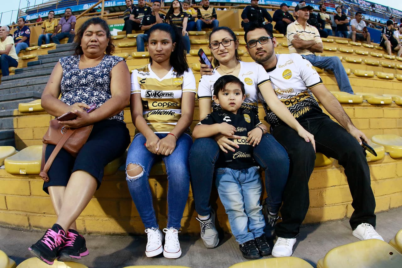 Muchas familias en las tribunas del Estadio Banorte aprovechando las vacaciones de Semana Santa en Culiacán.