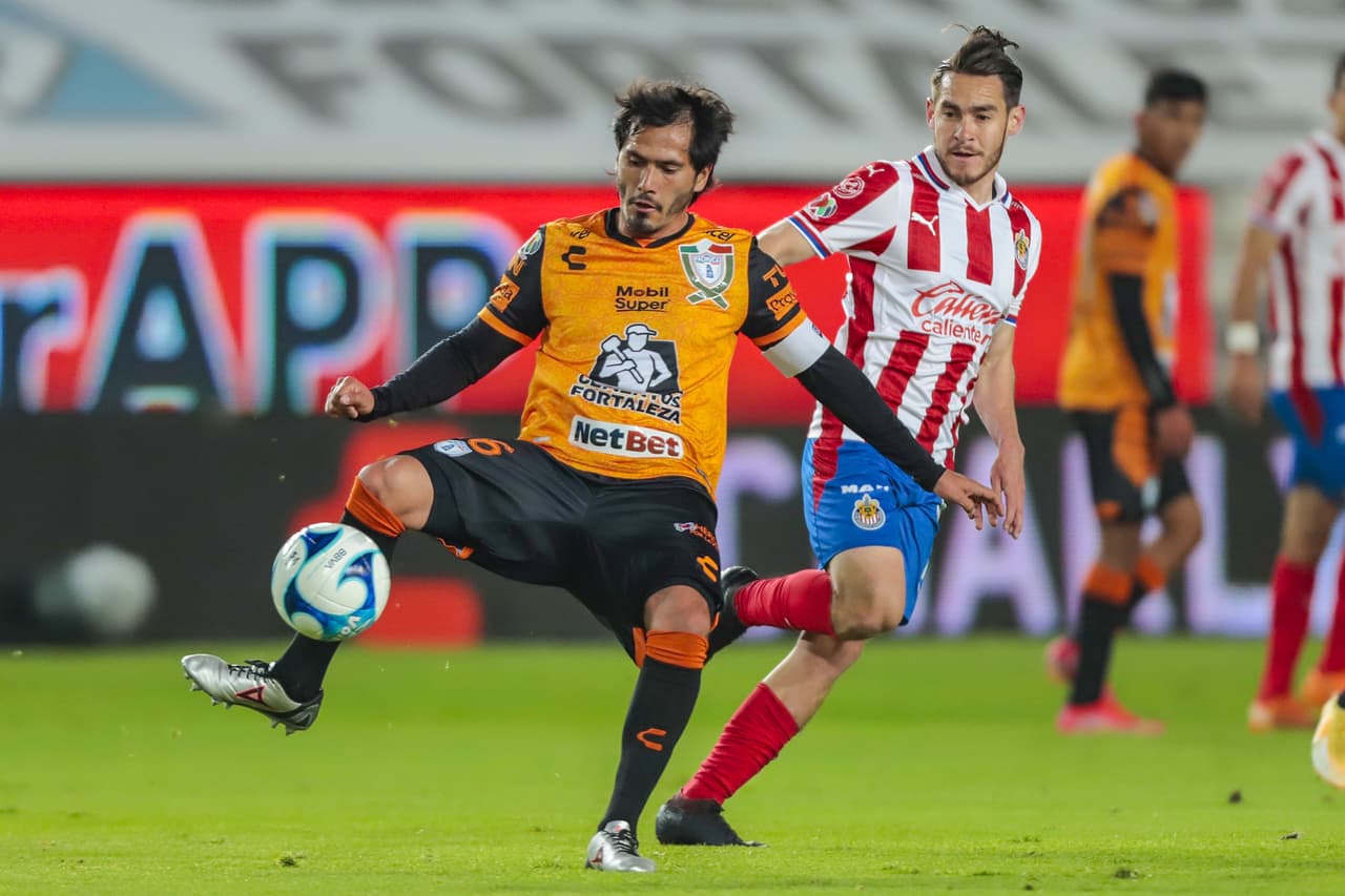 Tuzos y Chivas empatan 1-1 en Pachuca, los locales fallaron un penal en la recta del partido. Pachuca continúa en el fondo de la tabla con tres puntos y las Chivas se sitúan en la 12 plaza con 7 unidades.