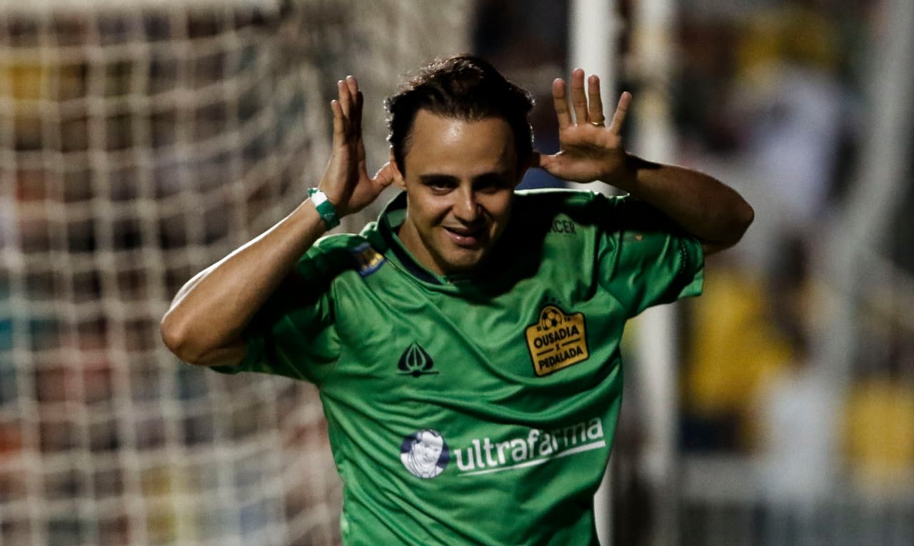 El enfrentamiento, cuyo cártel de presentación era "Ousadia x Pedalada" por la excéntrica forma de jugar del atacante del Barcelona en el primer caso y las famosas bicicletas del segundo, rescató en estas fechas navideñas el ambiente familiar en el fútbol con gradas repletas de niños acompañados de sus padres. Estuvo presente el piloto Felipe Massa.