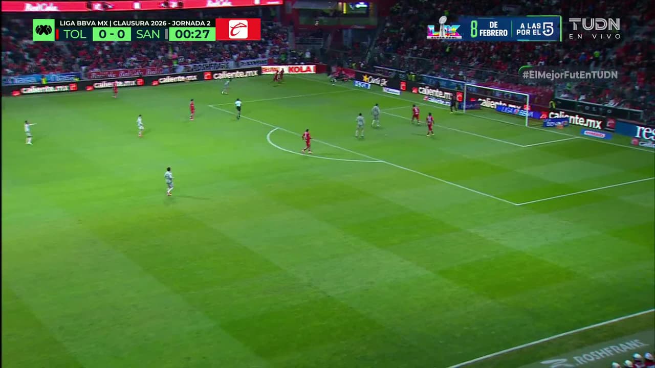 Arranca el partido y la pelota está en juego.