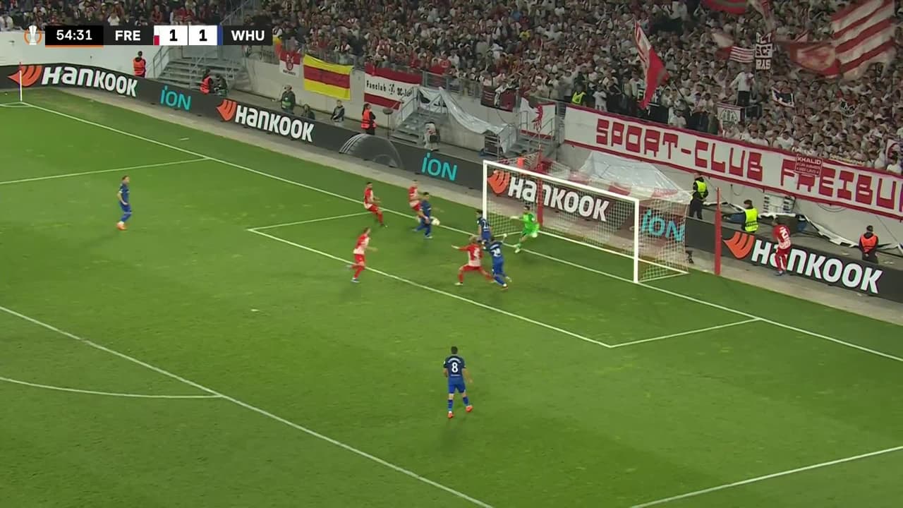 ¡CERCA! Kiliann Sildillia disparó que se estrella en el poste.