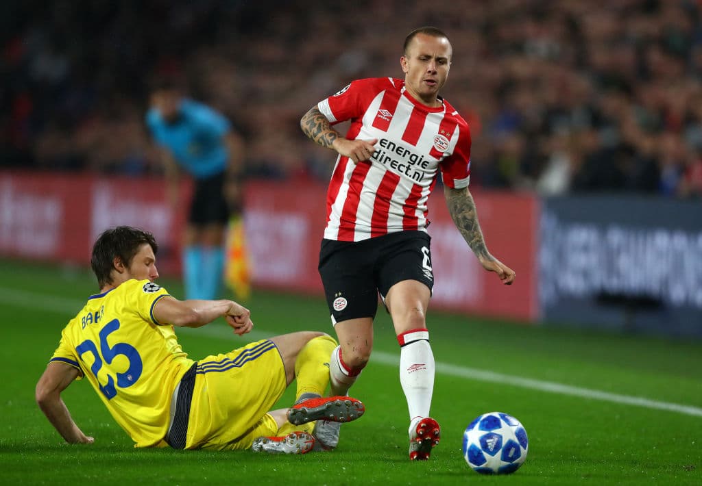 El estado del campo, debido a la intensa lluvia, complicó el accionar del juego en tanto el estilo de partido que se disputaba era de rispidez y riesgo por lo rápido del terreno mojado.