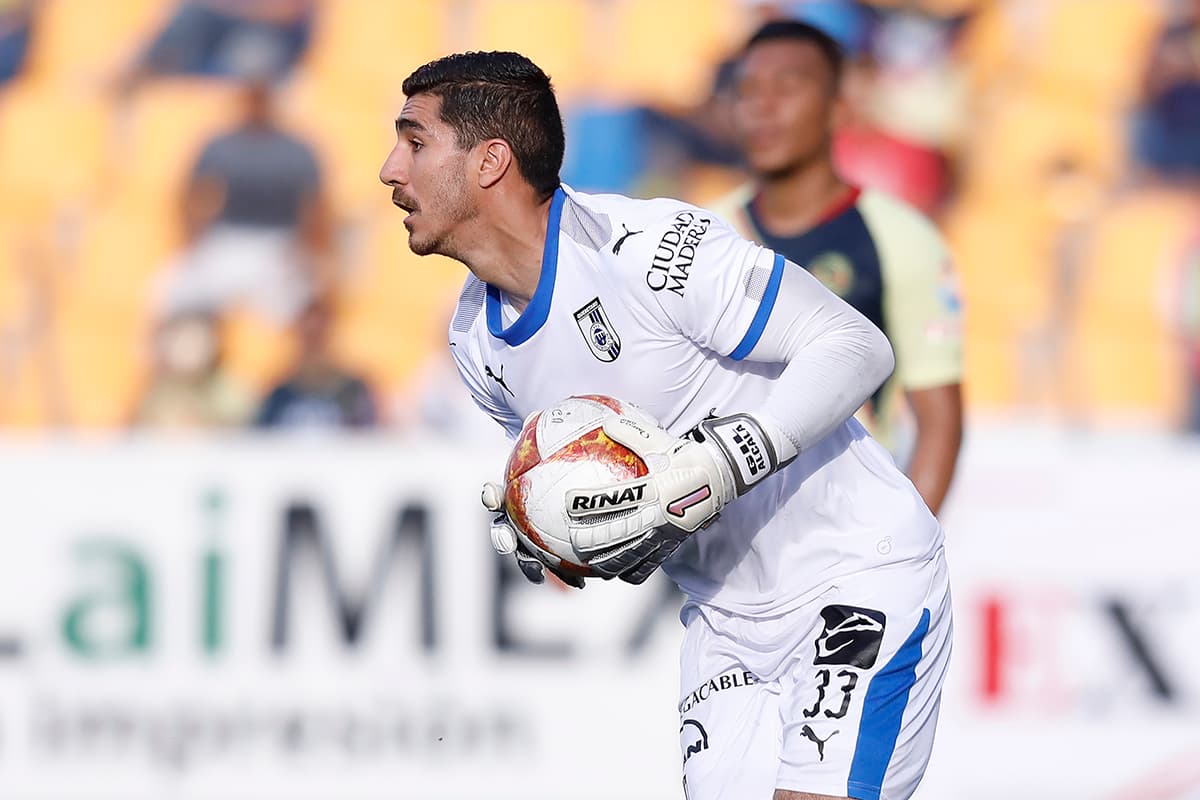 El arquero Gil Alcalá fue importante durante el juego para los Gallos Blancos.