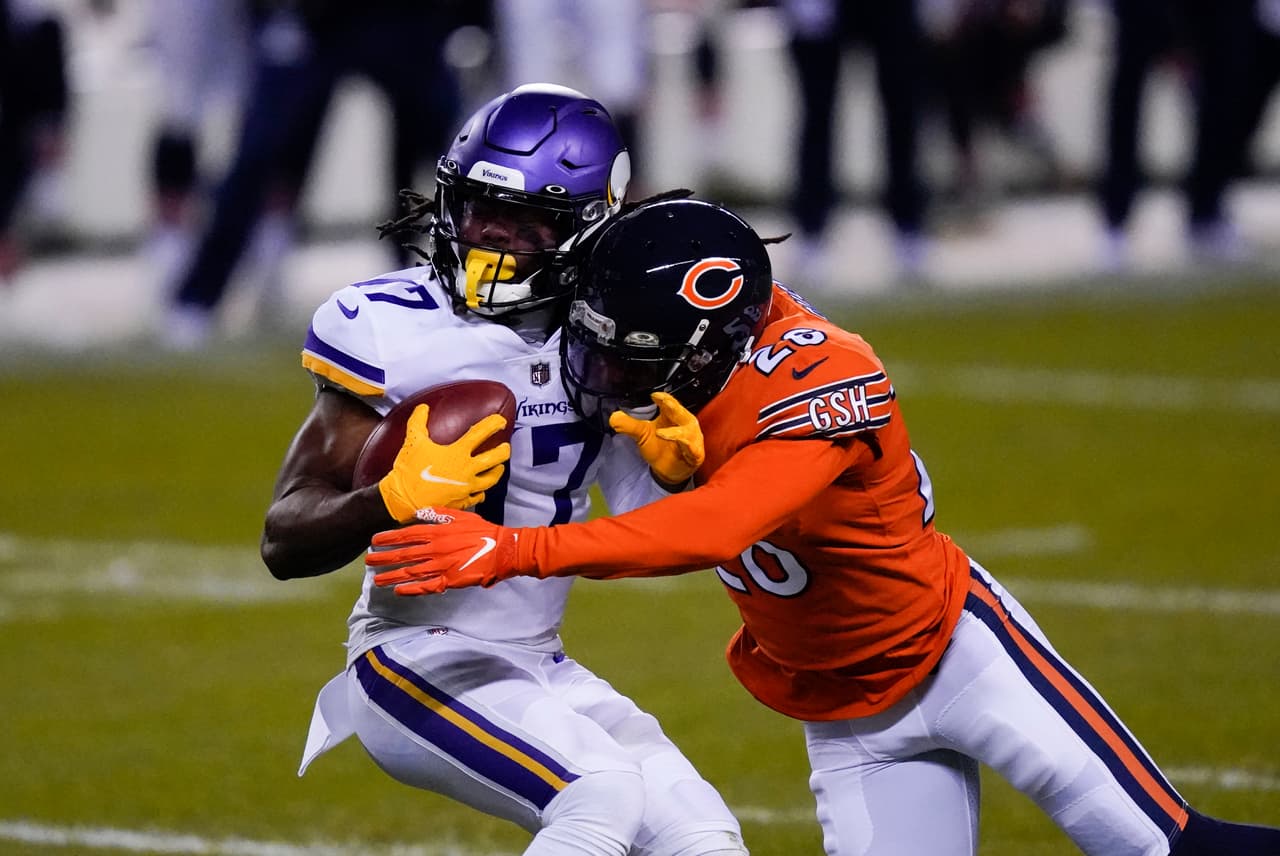 Adam Thielen se encraga de anotar dos touchdowns en la victoria 19-13 sobre los Bears en su propia casa.