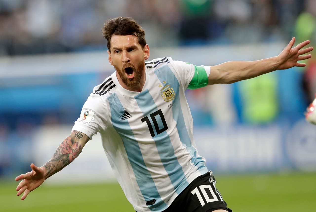 <b>Lionel Messi y su sueño frustrado</b>
<br>- El astro argentino solo ha marcado seis goles en las cuatro ediciones disputadas (Alemania, 2006, Sudáfrica 2010, Brasil 2014 y Rusia 2018).
<br>- A diferencia de Cristiano, el sudamericano ya jugó una Final de Copa del Mundo aunque la perdió.
<br>- En Catar 2020 con 34 años buscará la revancha.
<br>- Asimismo, 'La Pulga' de mantenerse en óptimas condiciones aún podría disputar dos Mundiales más pues para el 2026 tendría 38 años, en el ocasoo de su carrera.