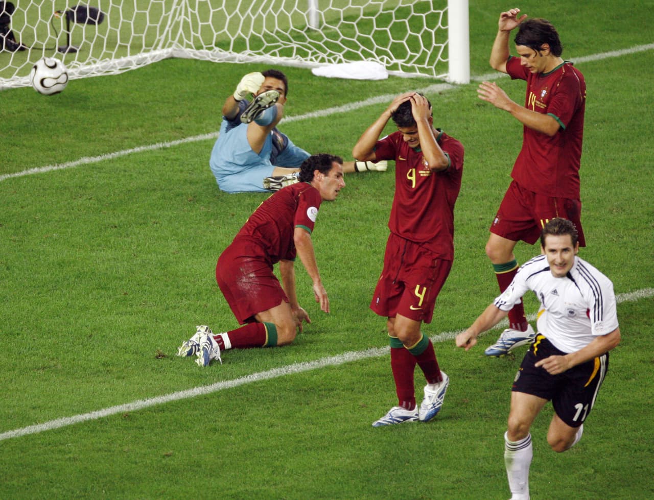 Miroslav Klose celebra el último gol del partido, un tanto en contra de Petit. Dos tantos más de Bastian Schweinsteiger aportaron al 3-1 de Alemania, siendo el descuento portugués obra de Nuno Gomes.