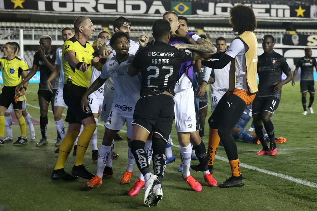 En un duelo lleno de tarjetas rojas, Santos consigue ganar 0-1 como visitante en la vuelta y conigue su pase a semifinales.