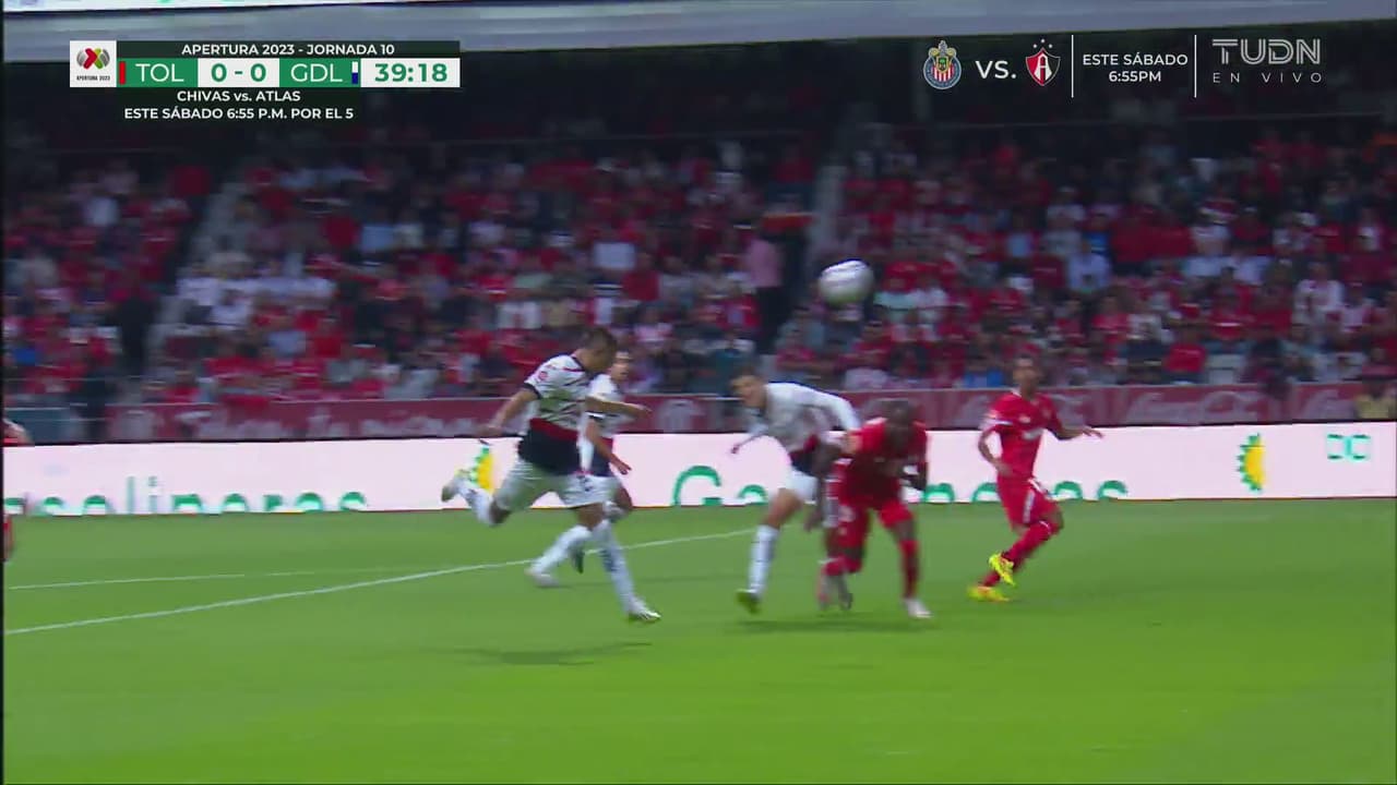 ¡No afinó la mirilla! Disparo de Alvarado salió por fuera de la red