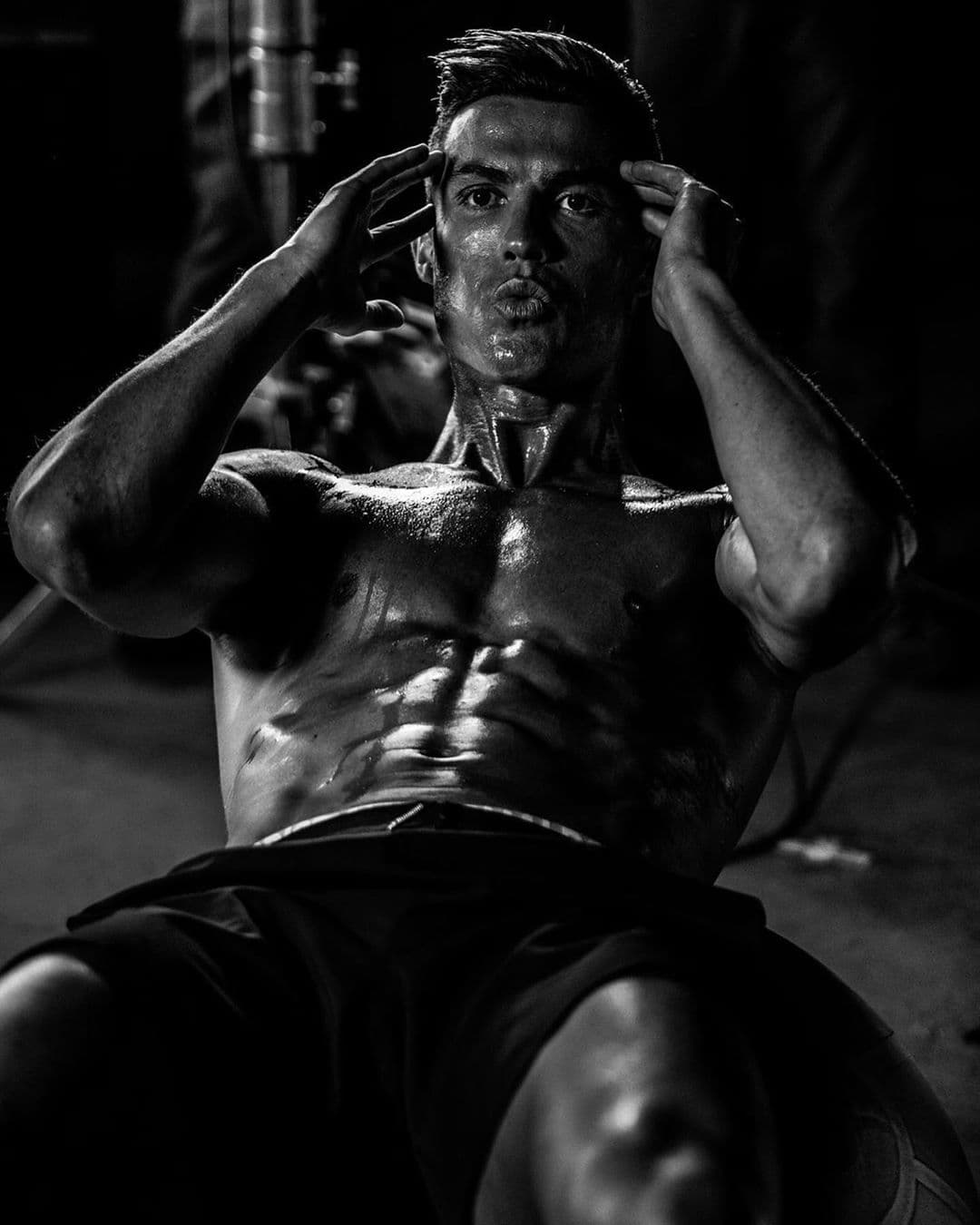 Son siete ejercicios que te ayudarán a mejorar tu físico sin salir de casa y con la ayuda de tu propio cuerpo, siempre y cuando seas disciplinado y constante, justo como CR7.