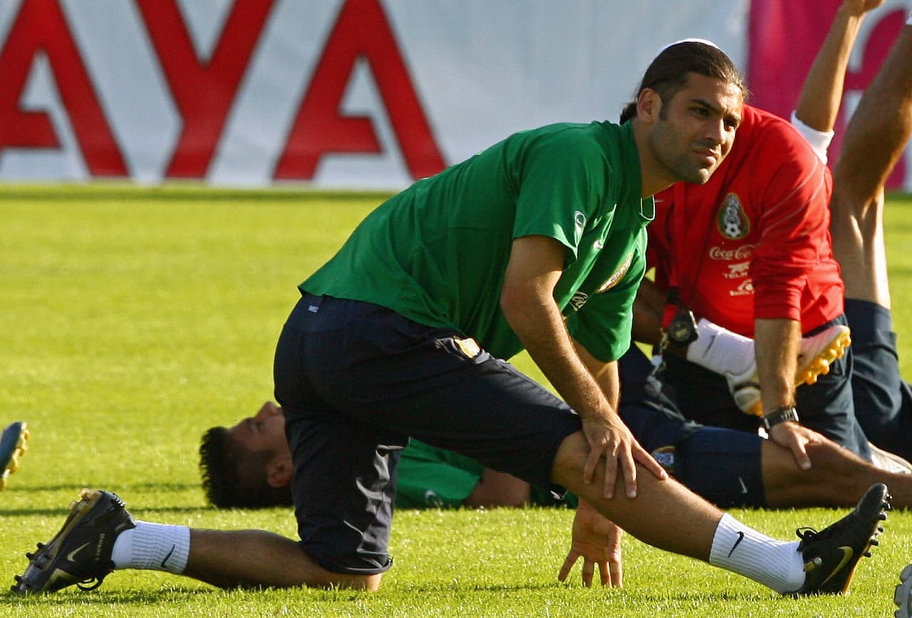 Ausente en el primer partido de grupos por su expulsión en 2002, Márquez y el equipo clasificaron de segundo lugar superados por Portugal.