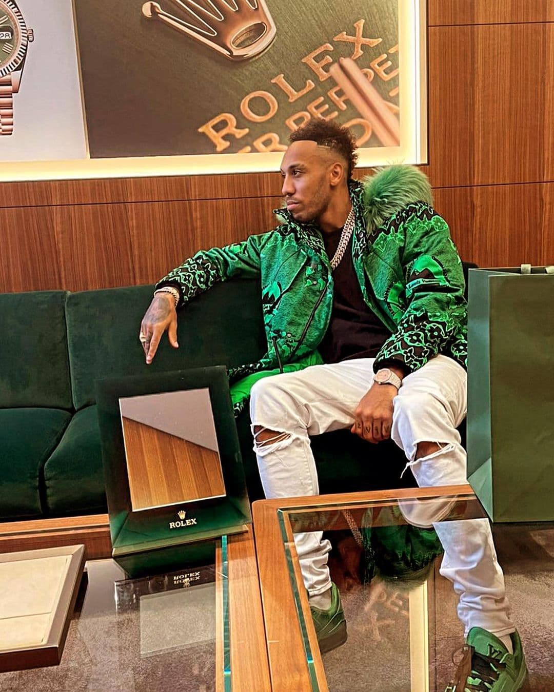 Pierre-Emerick Aubameyang disfruta del lujo de la vida y en esto ha gastado su dinero: innumerables autos exóticos, relojes muy costosos y una mansión multimillonaria.