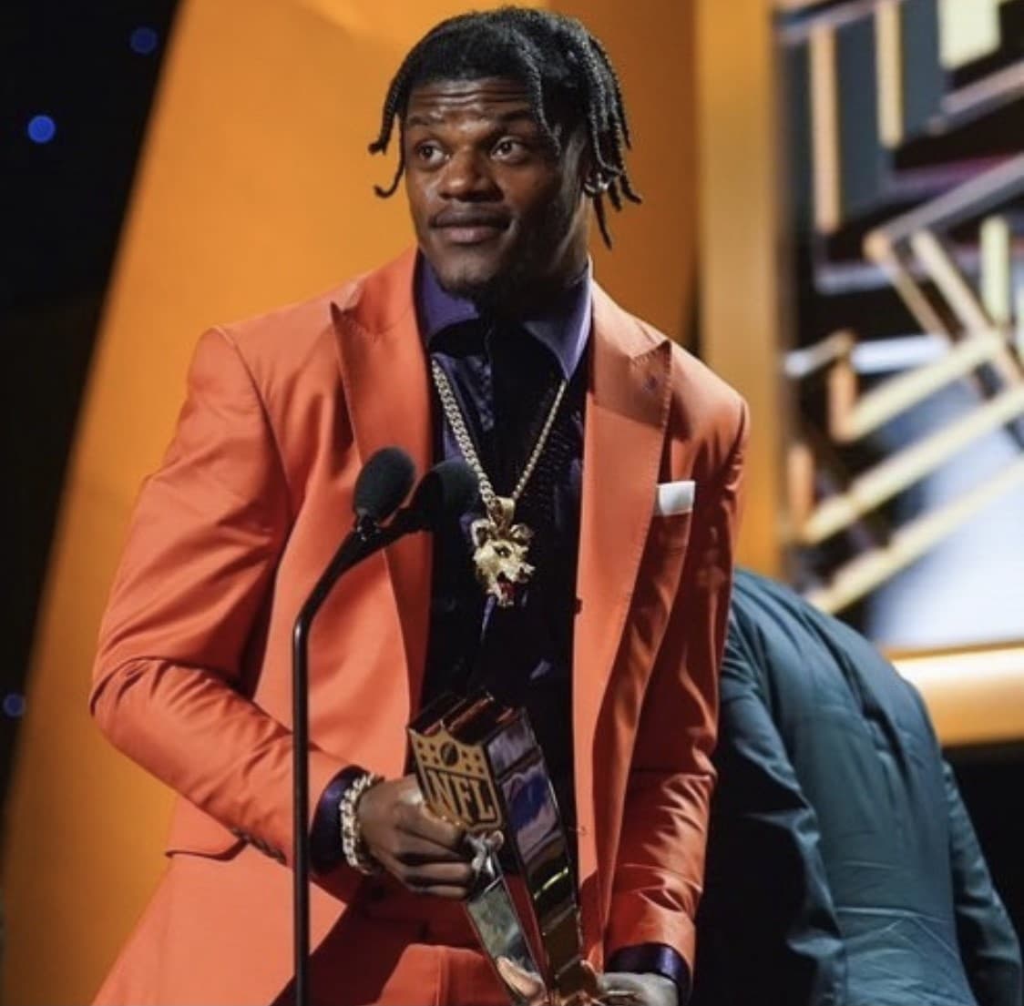 La estrella de los Baltimore Ravens, Lamar Jackson es un gran apasioanodo de las joyas, mismas que siempre presume en sus atuendos cotidianos y en redes sociales.