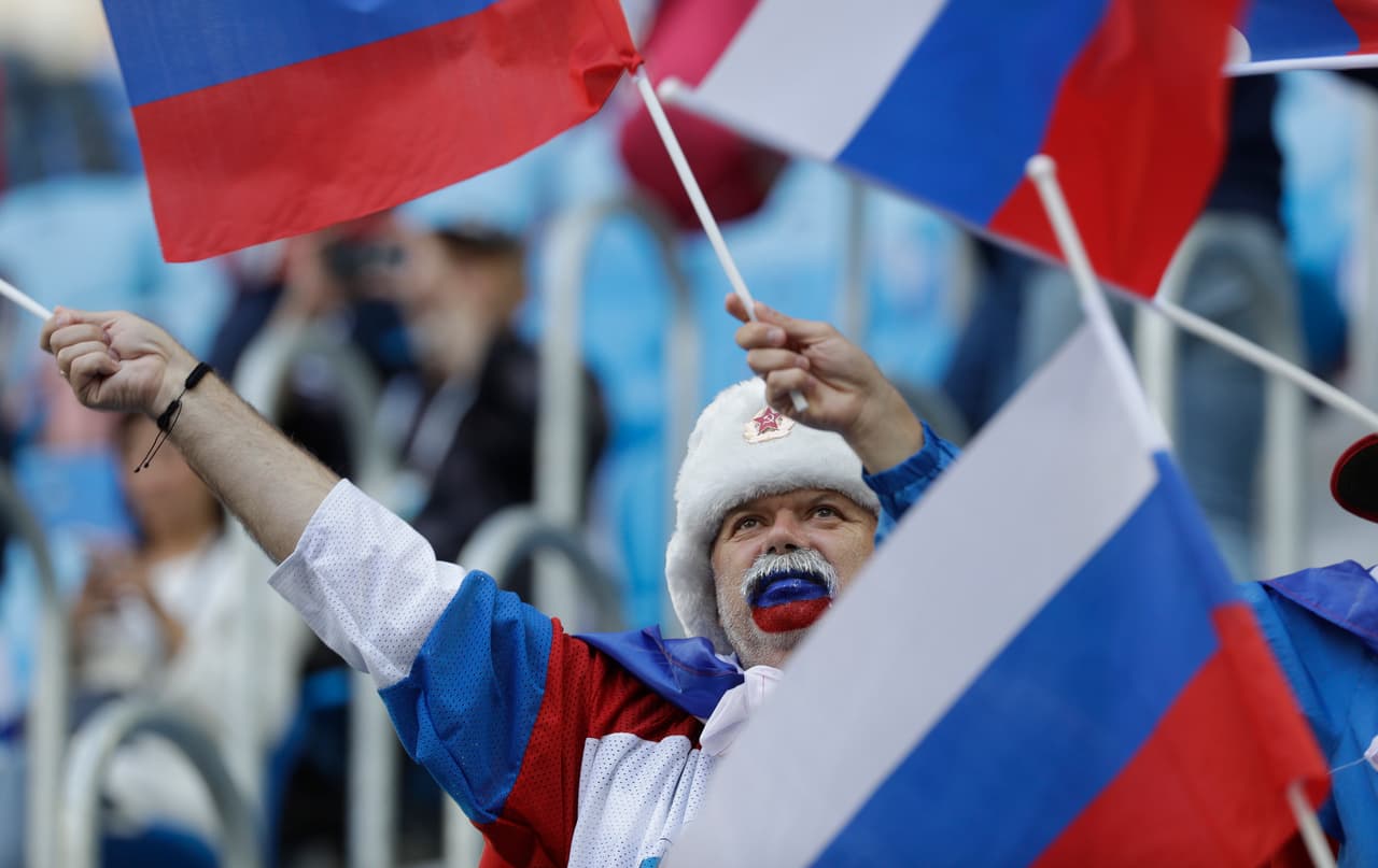 El respeto mutuo, el colorido y la alegría son parte de la fiesta de los fanáticos de Rusia y Egipto en el segundo partido de ambos en el grupo A del Mundial de Rusia 2018 en San Petersburgo.