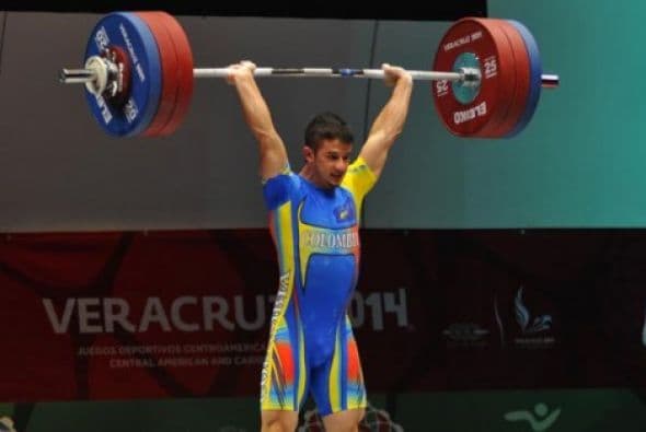El colombiano Doyler Sánchez se llevó la tarde en el segundo día de actividades de levantamiento de pesas de los Juegos Centroamericanos y del Caribe Veracruz 2014, al conquistar dos oros en la categoría varonil 69 kilogramos, mientras el mexicano Jonathan Antonio Muñoz estuvo cerca del bronce, al terminar cuarto (Foto: Twitter).