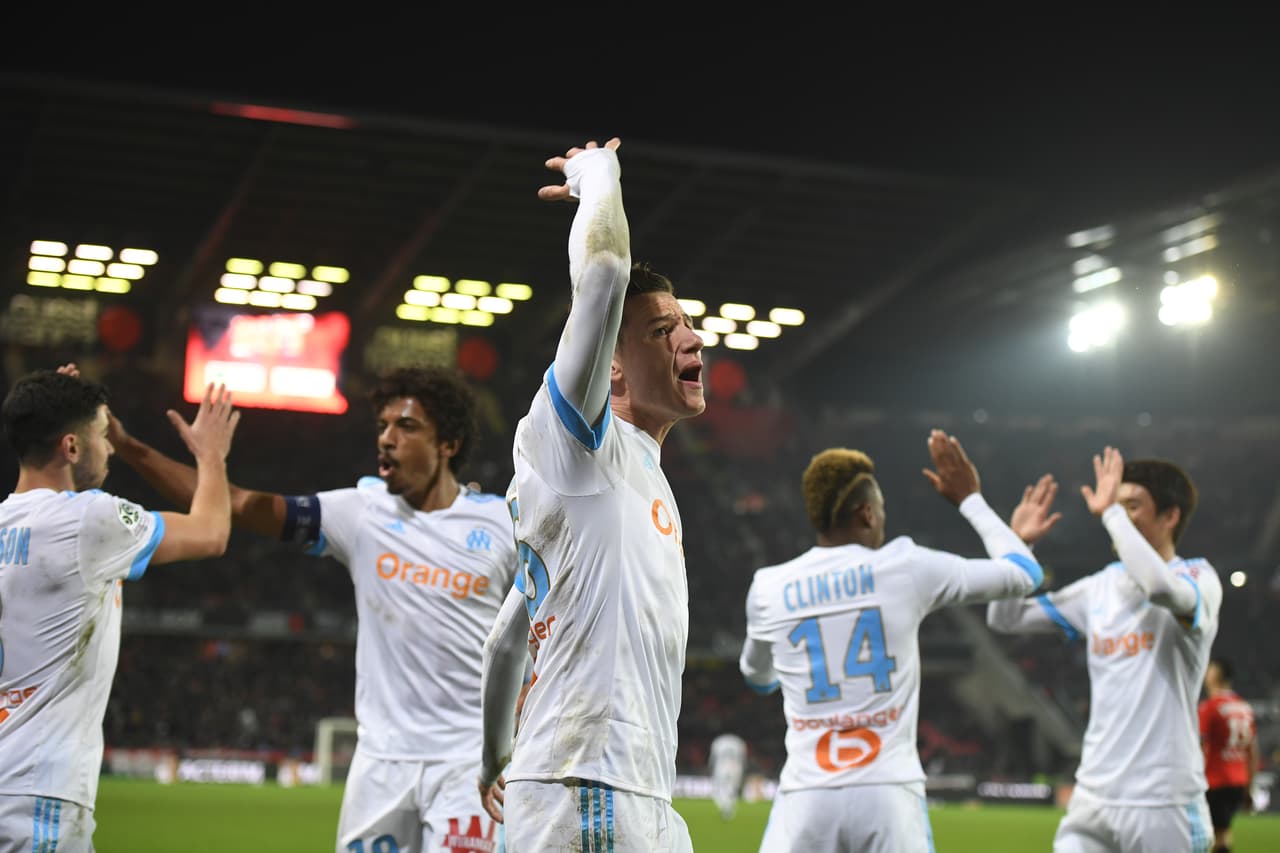 Olympique de Marseille's French midfielder Florian Thauvin (C) celebrates after scoring a goal during the French L1 football match Rennes vs Marseille on January 13, 2018 at the Roazhon park stadium in Rennes, western France. / AFP PHOTO / DAMIEN MEYER (Photo credit should read DAMIEN MEYER/AFP/Getty Images)