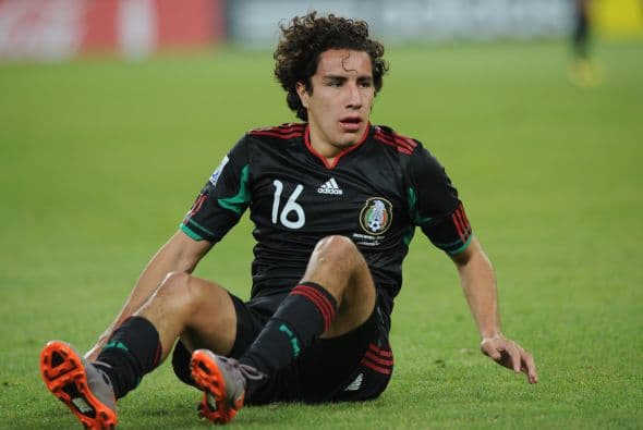 Luego del campeonato Mundial Sub-17 conseguido por México Efraín Juárez se fue a probar una temporada con el Barcelona B de España. La aventura no tendría mucho futuro pues un año después el mexicano volvió con Pumas.