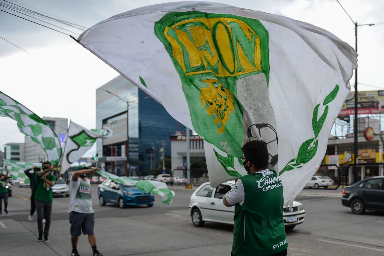 Así lucen algunos de los estadios mexicanos con el motivo de que la afición continúe en contacto con los jugadores durante cada partido.