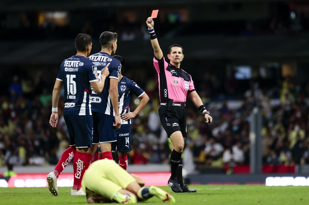 América sacó un empate ante Rayados con polémica inculida.