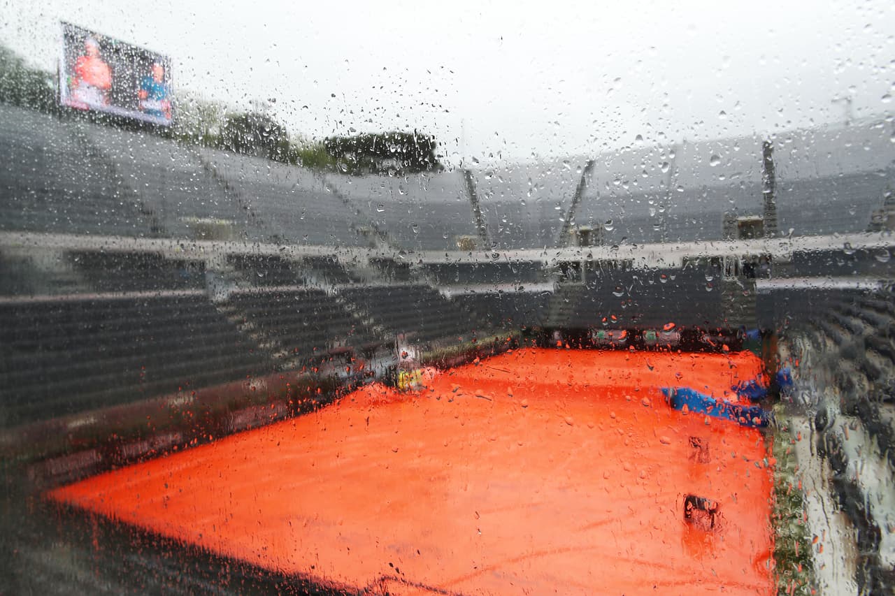 Los fanáticos del tenis mundial y los presentes en Italia se quedaron con las ganas de ver el debut de Roger Federer, Rafael Nadal y Novak Djokovic en el Masters 1,000 de Roma, cuya jornada se suspendió por la lluvia.