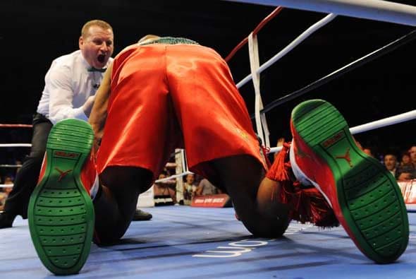 Roy Jones Jr. logró levantarse a duras penas para seguir peleando.