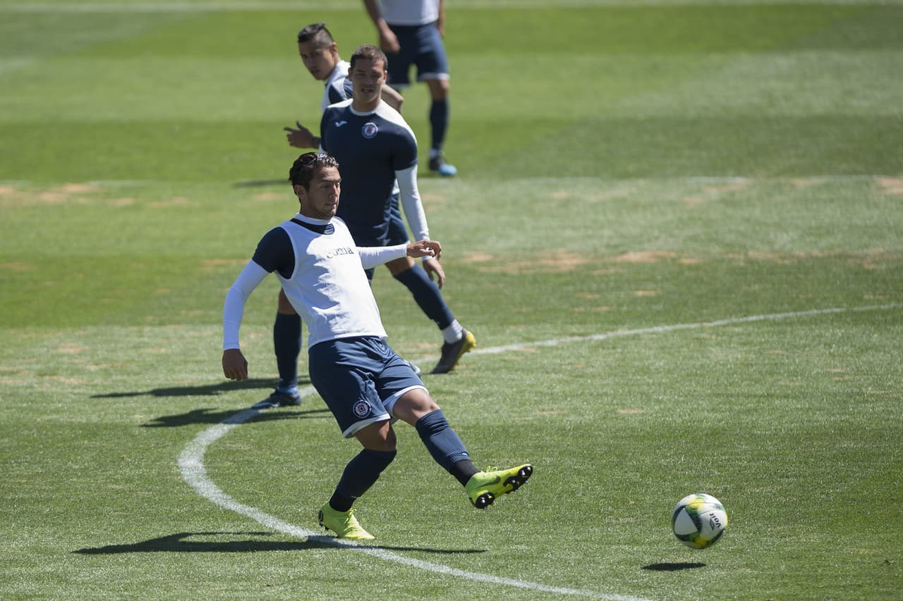 Cruz Azul, se´ptimo en el Clausura 2019, visitará a Monterrey con el reto de sumar para sostenerse en el grupo de Liguilla. Por eso, se entrena para ajustar detalles bajo la batuta de Pedro Caixinha y la mirada del presidente Ricardo Peláez.