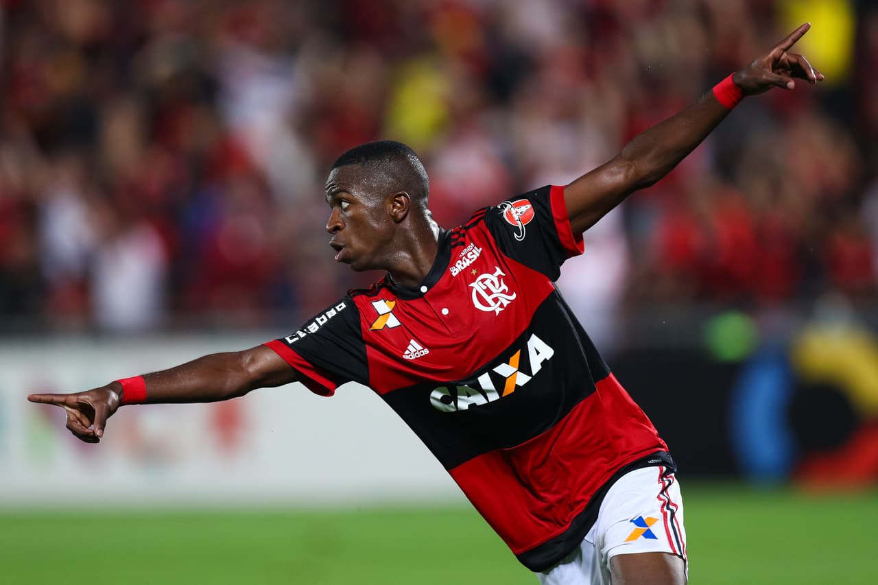 El brasileño Vinicius Junior es una de las promesas que, con 17 años, hace parte del Real Madrid, aunque ahora es jugador de Flamengo. A los 16 años, el equipo español adquirió su pase.