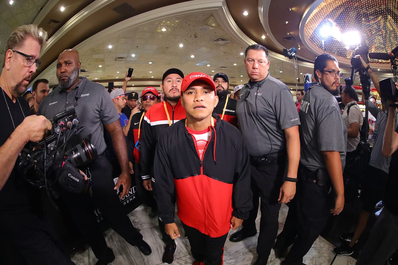 Además de los protagonistas, Jaime Munguía y Román 'Chocolatito' González también fueron recibidos por los fanáticos, pues estarán presentes en la cartelera del mexicano y el kazajo.