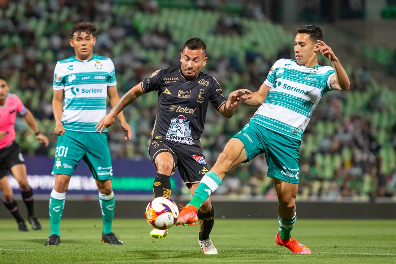 León comienza a desmotstrar el futbol que lo hizo campeón del futbol mexicano y vencen 1-2 a Santos. La Fiera escaló hasta la novena plaza y los Guerreros se mantienen en el tercer lugar.