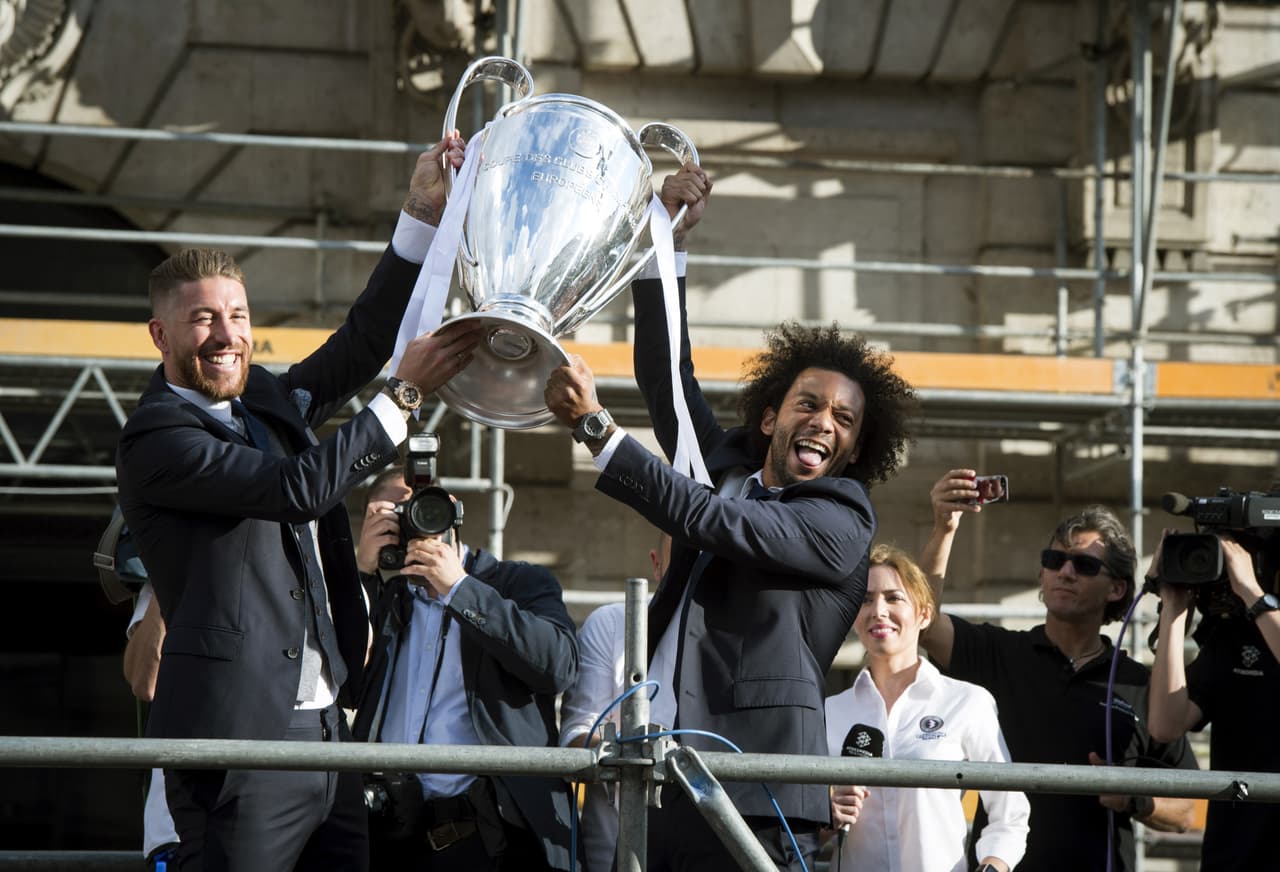 Desde el balcón de la Casa de Correos, que da a la Puerta del Sol, el capitán Sergio Ramos y Marcelo se encargaron de subir el ánimo junto a la Champions League.