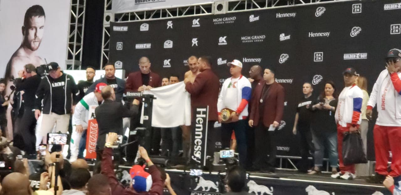Saúl Álvarez presumió de un físico más trabajado que el ruso Kovalev en la ceremonia de pesaje.
