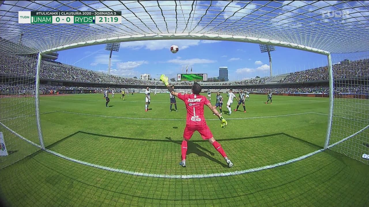 ¡Retiembla el travesaño! Favio revienta el metal y se salva Rayados