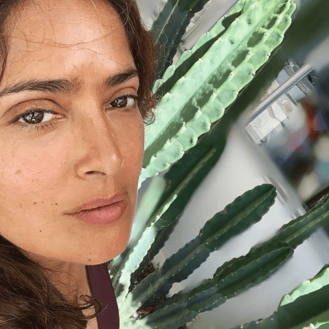 De vez en cuando también comparte los estragos del tiempo en su persona, como arrugas e inclusive algunas canas.