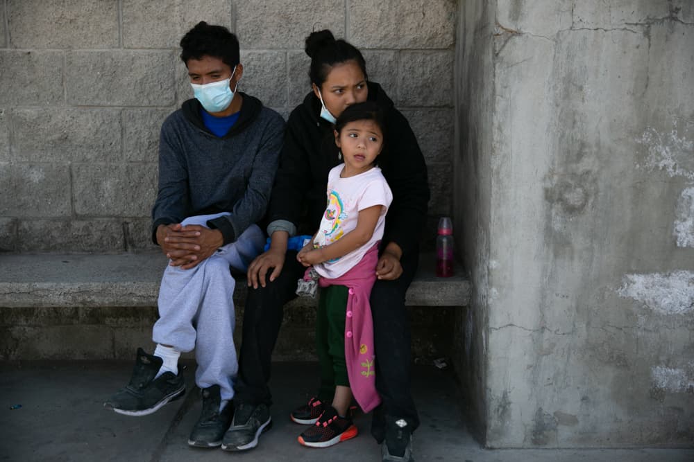 Walter y su familia esperaron sentados unos minutos frente a la salida del puerto fronterizo Lerdo. Decían que un conocido los buscaría y les permitiría quedarse en su casa en Ciudad Juárez mientras encontraban cómo regresar a su país. "Yo no volvería a venir, se sufre mucho. Ya no vale la pena", asegura el padre al recordar las semanas que tardaron para llegar a Estados Unidos pasando hambre, sed y durmiendo apiñados en matorrales.