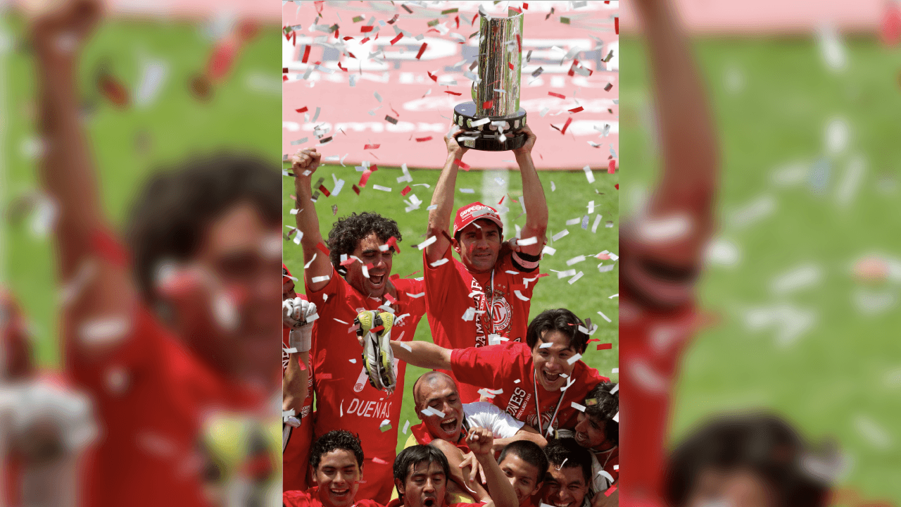 <b>7.- Multicampeón escarlata</b>
<br>- Lo único que hizo ‘Sinha’ durante su paso por Toluca, fue deleitar con actuaciones y cristalizar su talento en títulos. 
<br>- De los 10 campeonatos de los Diablos Rojos en Liga del máximo circuito en México, el brasileño naturalizado mexicano conquistó seis de ellos y fue vital para levantar las copas en los torneos Verano 2000, Apertura 2002, Apertura 2005, Apertura 2008 y Bicentenario 2010.
<br>- Además, ganó dos ocasiones el campeón de campeones en las ediciones 2002-2003 y 2005-2006.
<br>- Finalmente, de manera internacional su único título fue la Liga de Campeones de Concacaf 
<br>en el 2003.