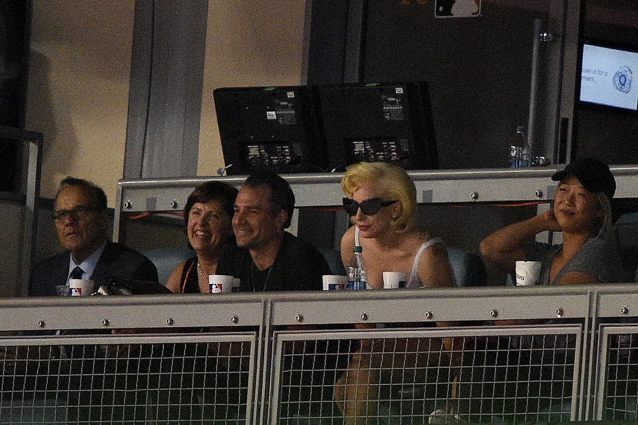 Lady Gaga fue una de las que disfrutó desde el palco del espectáculo en la cancha.