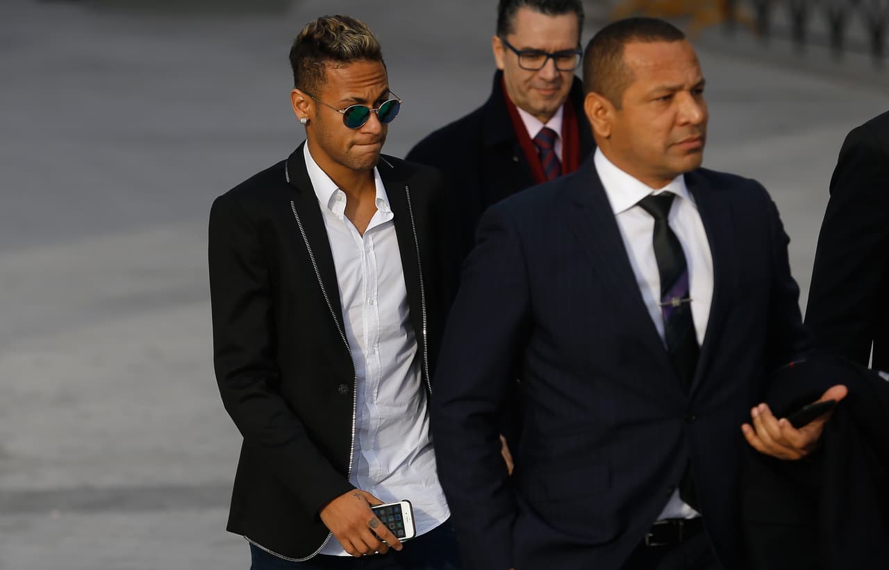 El padre de Neymar exculpa a su hijo