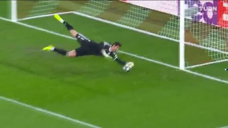 ¡Atajada enferma de Courtois! El arquero belga evita el primero del Benfica