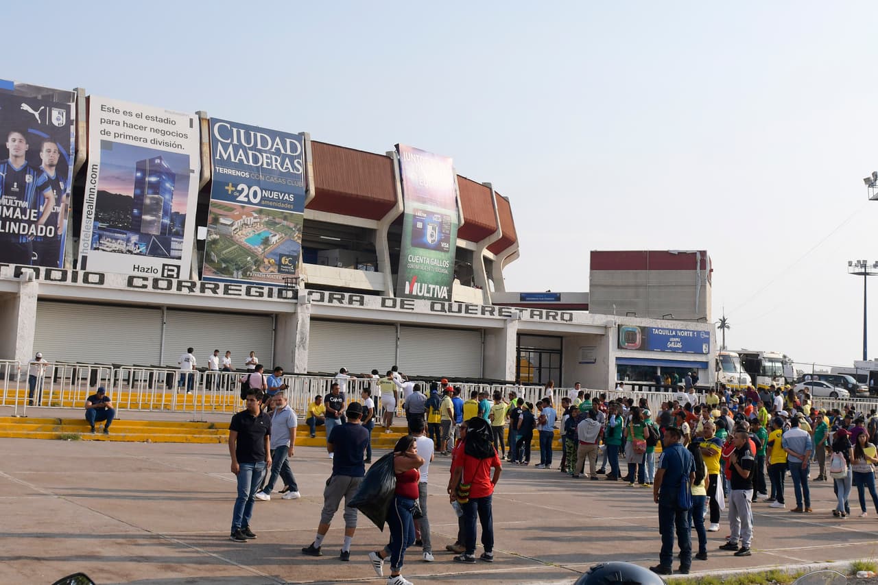 Los aficionados de América y León dejaron de lado que el partido no se jugara en el Estadio Azteca, donde estaba programado originalmente, para trasladarse a apoyar con todo a sus equipos a Querétaro en este duelo de Ida de la Semifinal de la Liguilla.