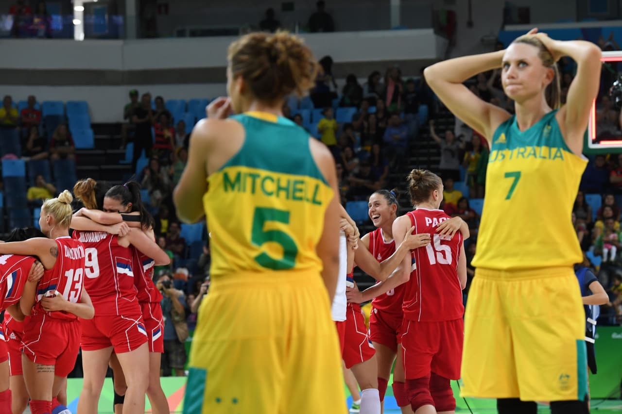 Serbia da la sorpresa eliminando a Australia en cuartos de final del baloncesto femenil