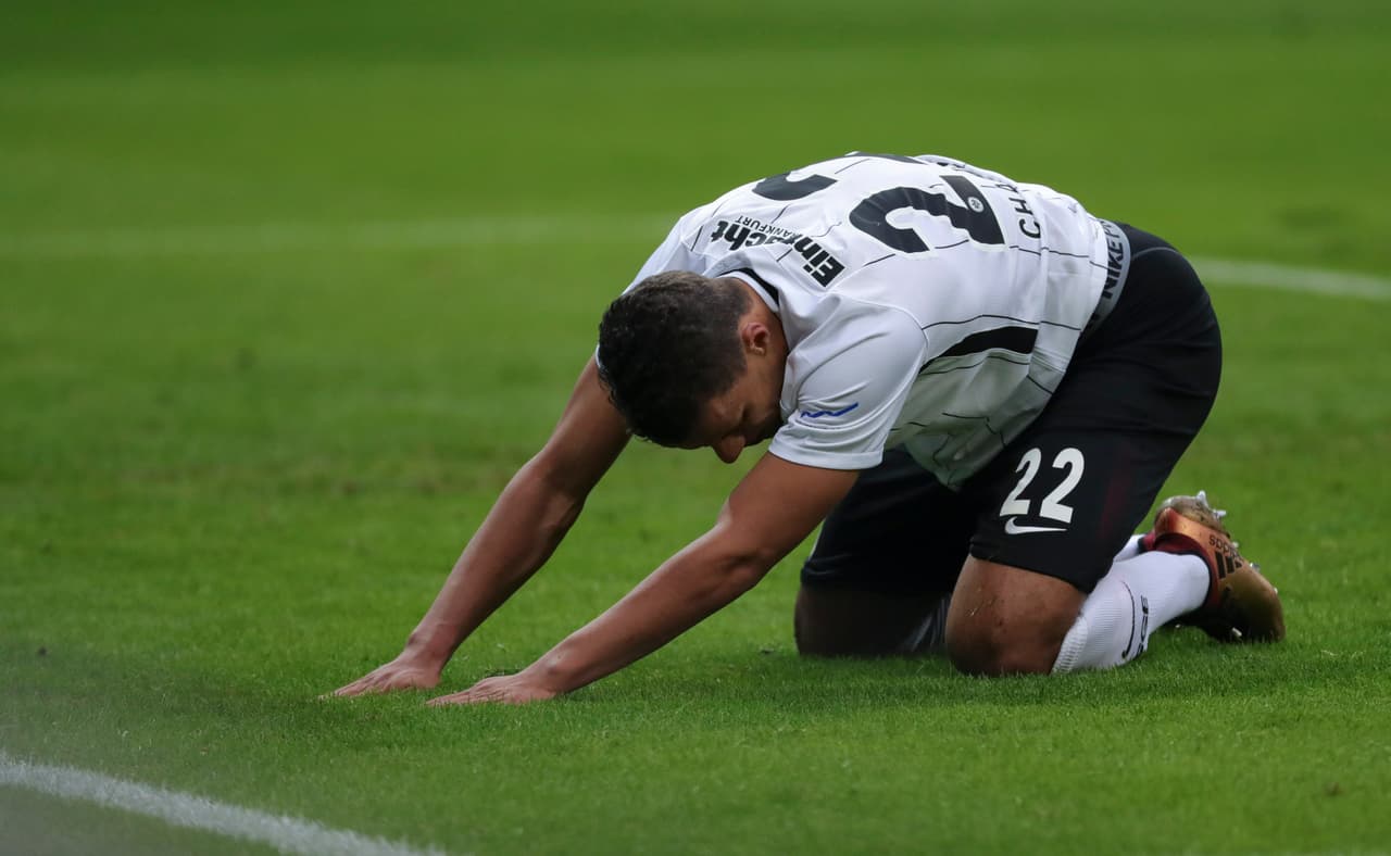 La impotencia por llevarse el triunfo que los acercara de nuevo a los puestos de torneos europeos fue evidente y de nuevo el Eintracht Frankfurt cedió el empate en casa.