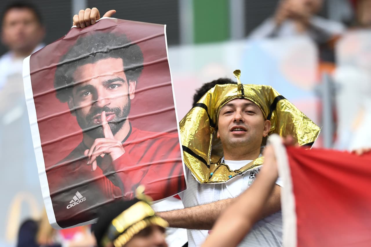 El respeto mutuo, el colorido y la alegría son parte de la fiesta de los fanáticos de Rusia y Egipto en el segundo partido de ambos en el grupo A del Mundial de Rusia 2018 en San Petersburgo.