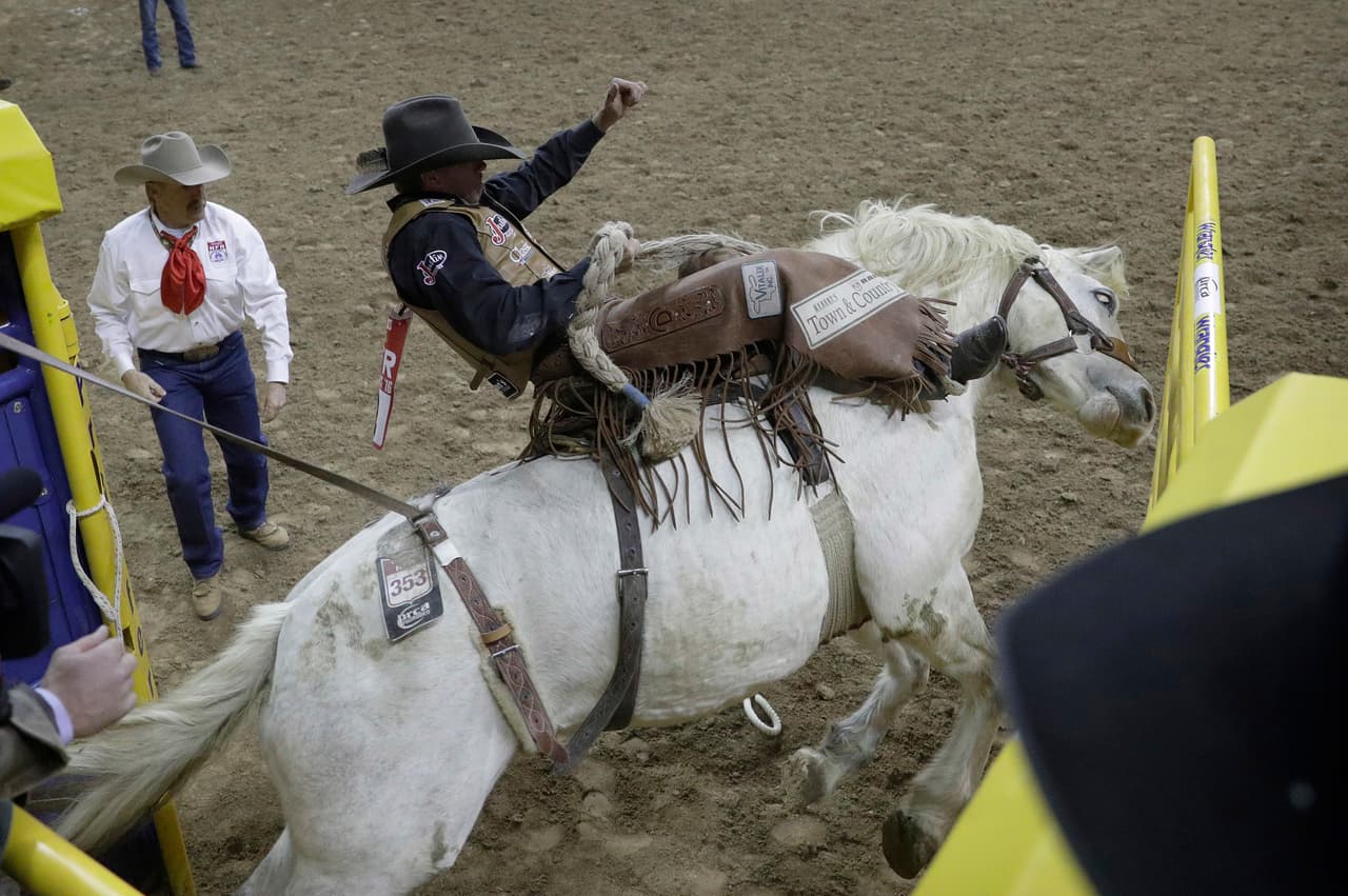 Desde el primero de diciembre se disputan las competencias finales de las Nacionales de Rodeo en el Thomas & Mack Center en Las Vegas, con los mejores en acción.